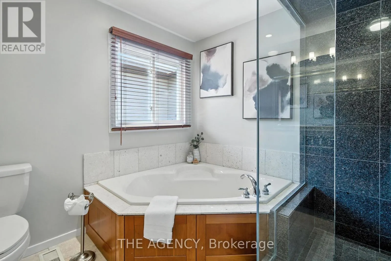 1541 BENTLEY LANE