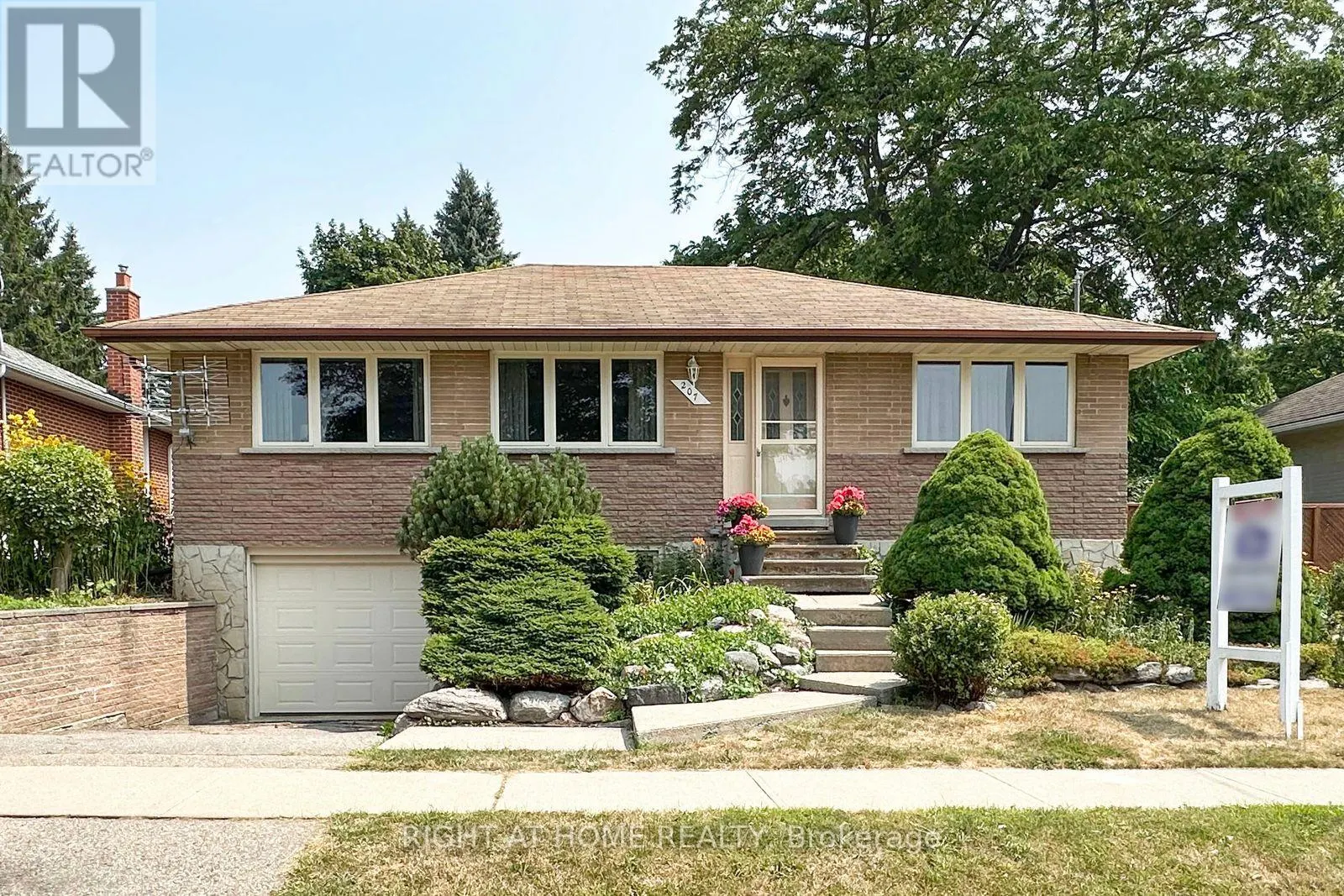 207 HALLETT AVENUE