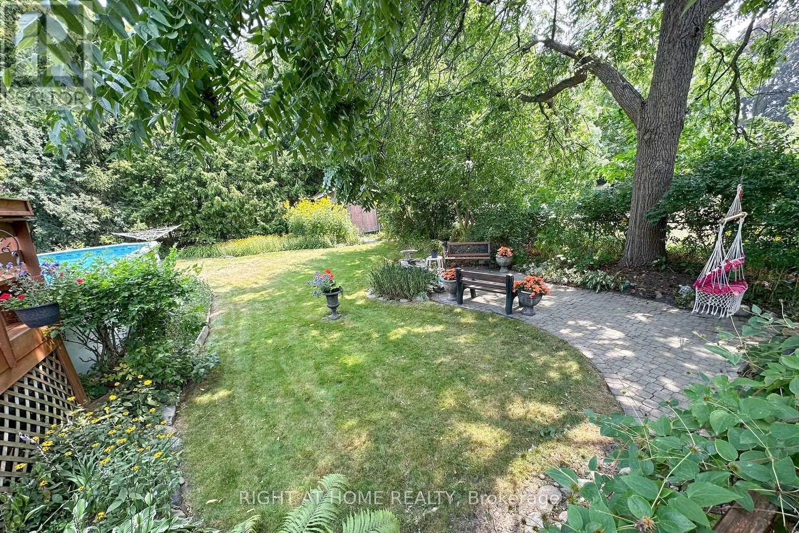 207 HALLETT AVENUE