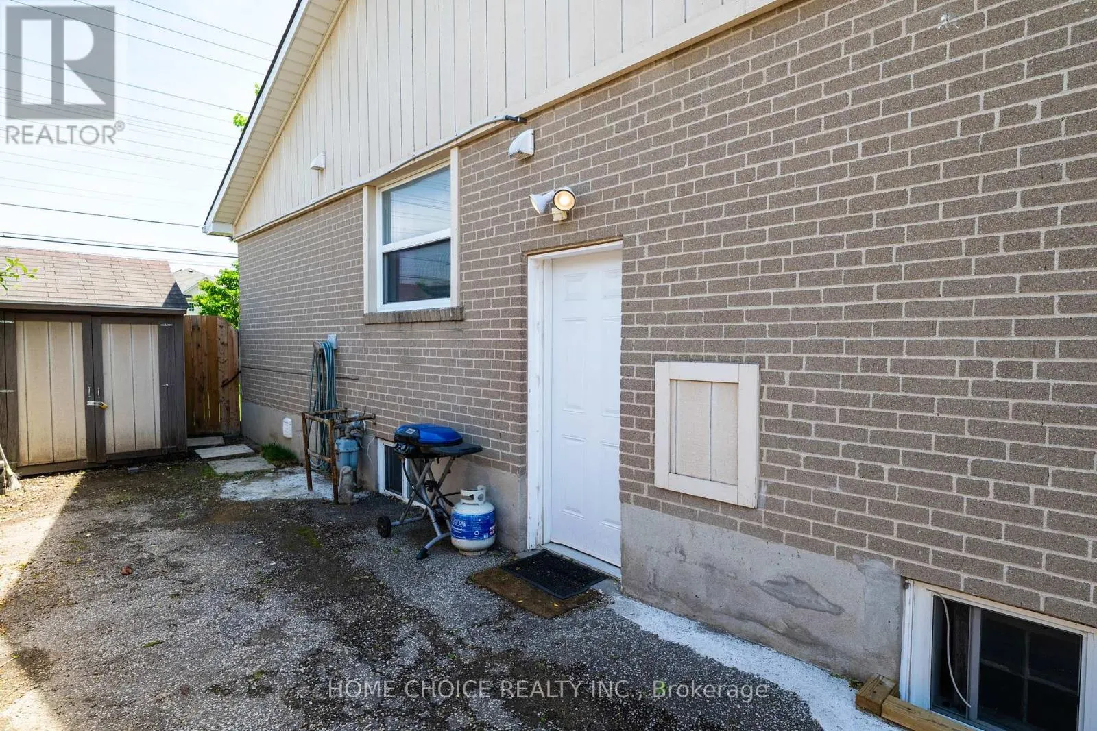 11 THORNCROFT CRESCENT