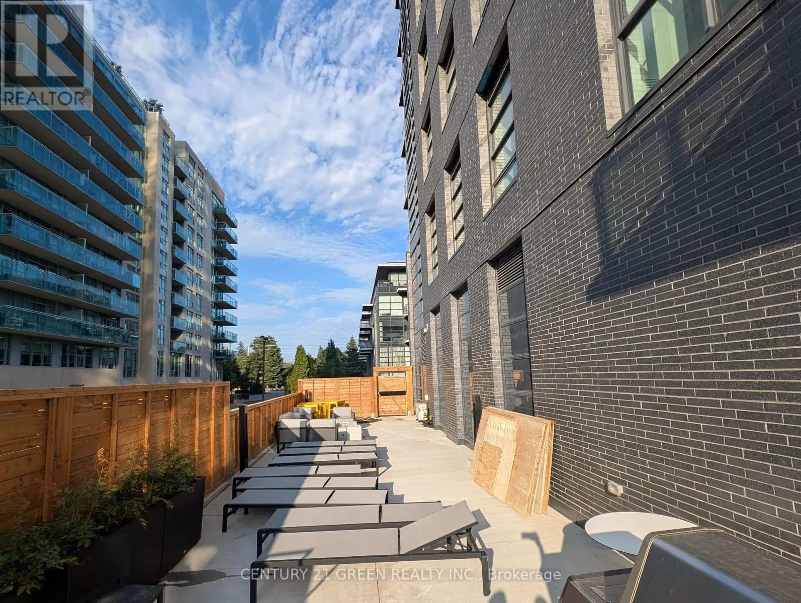 323C - 1612 CHARLES STREET