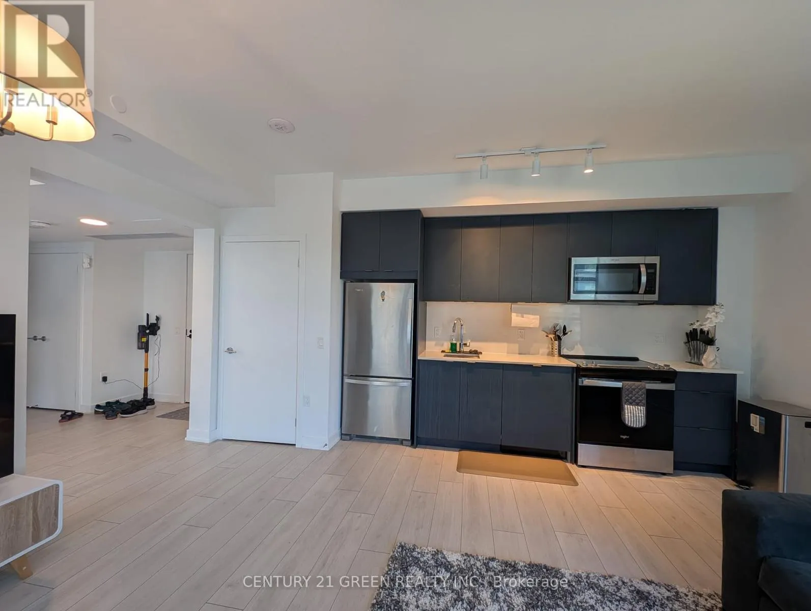 323C - 1612 CHARLES STREET