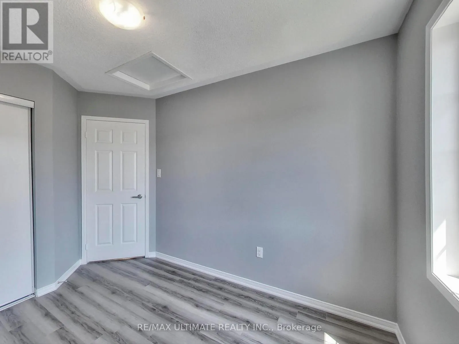 487 ROSSLAND ROAD E