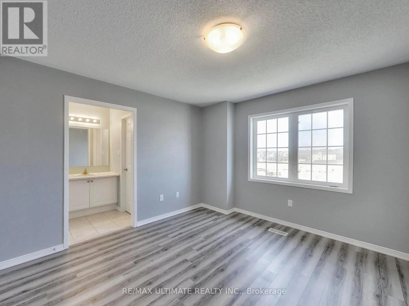 487 ROSSLAND ROAD E