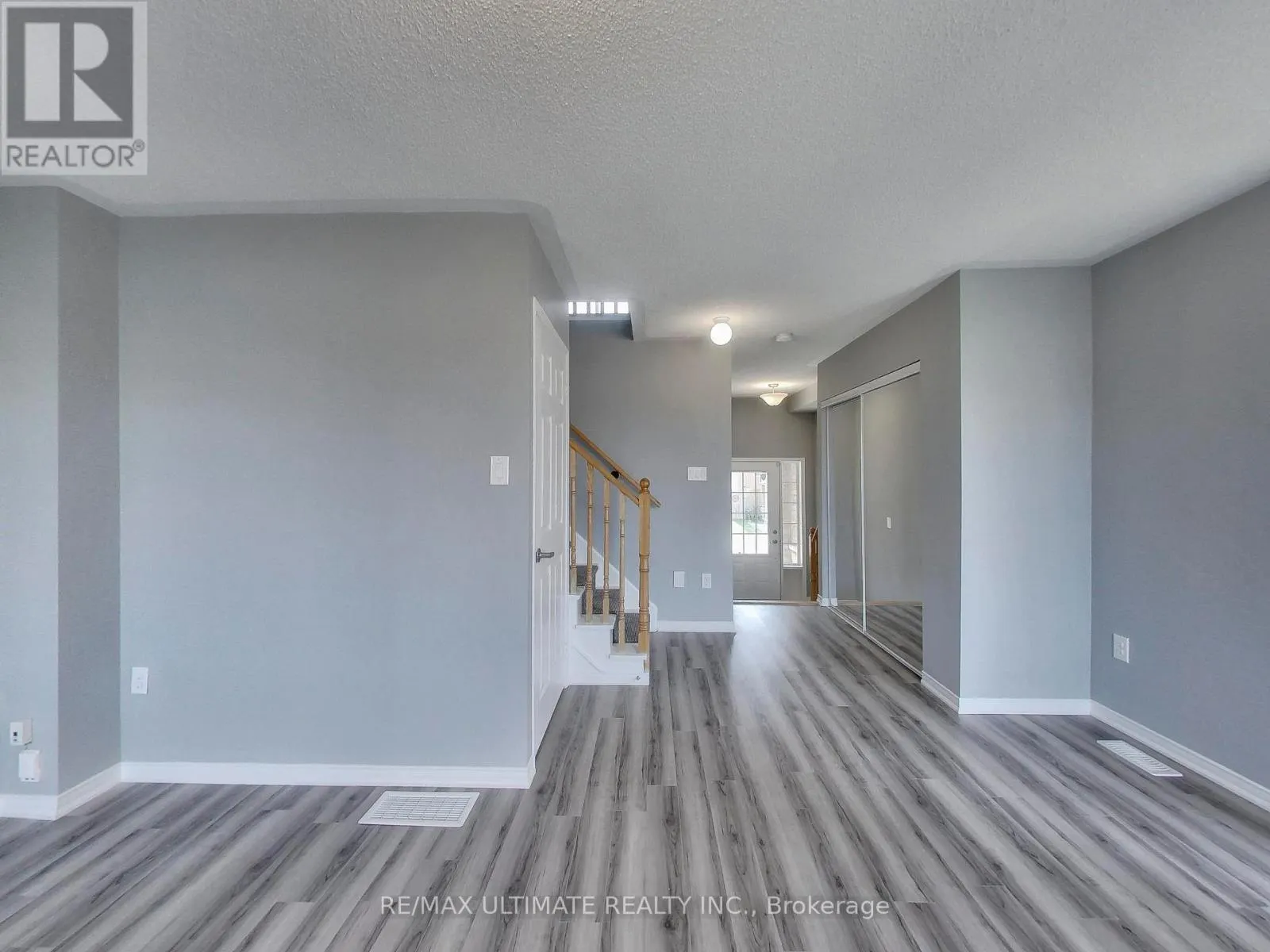 487 ROSSLAND ROAD E