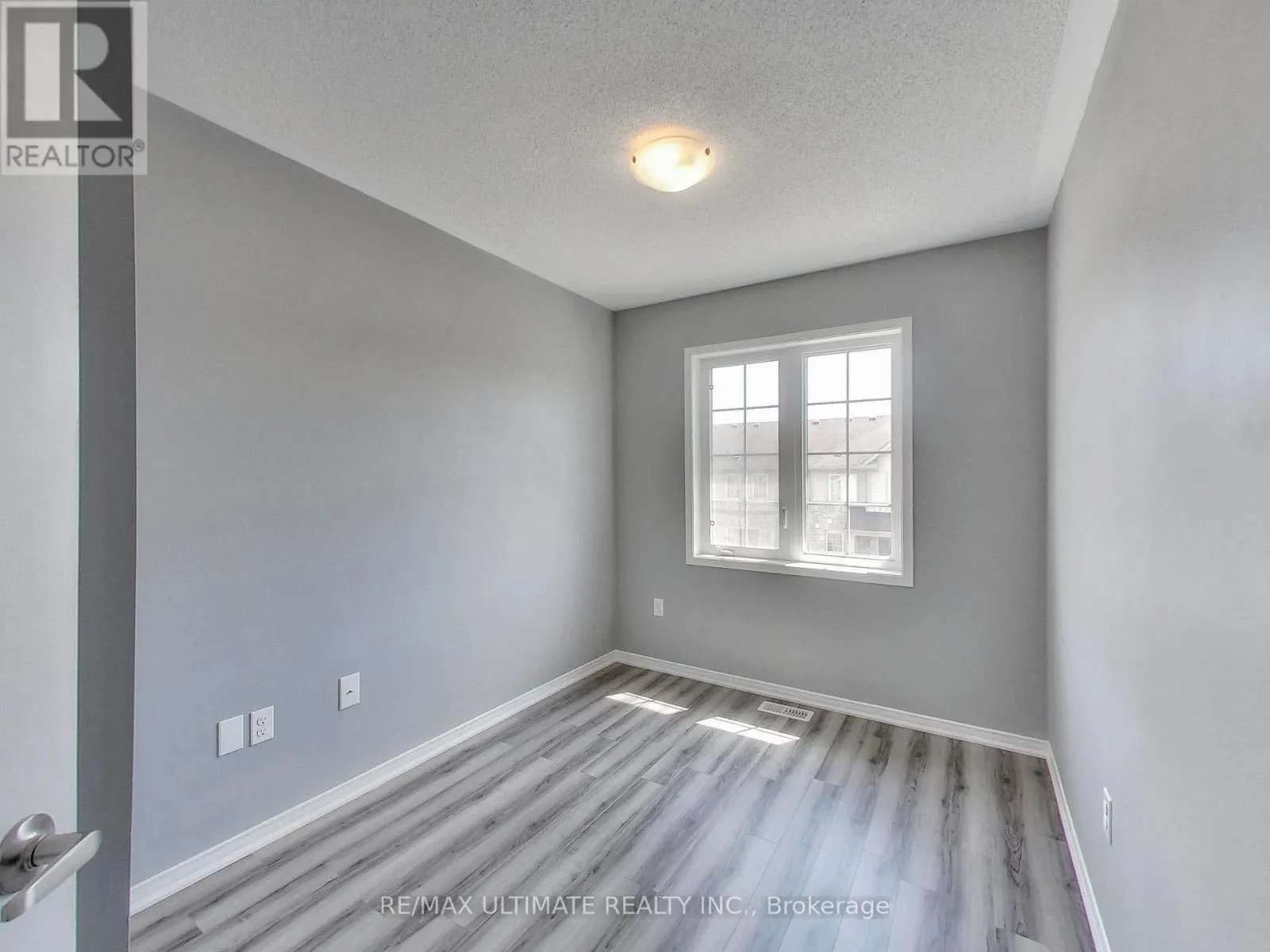 487 ROSSLAND ROAD E