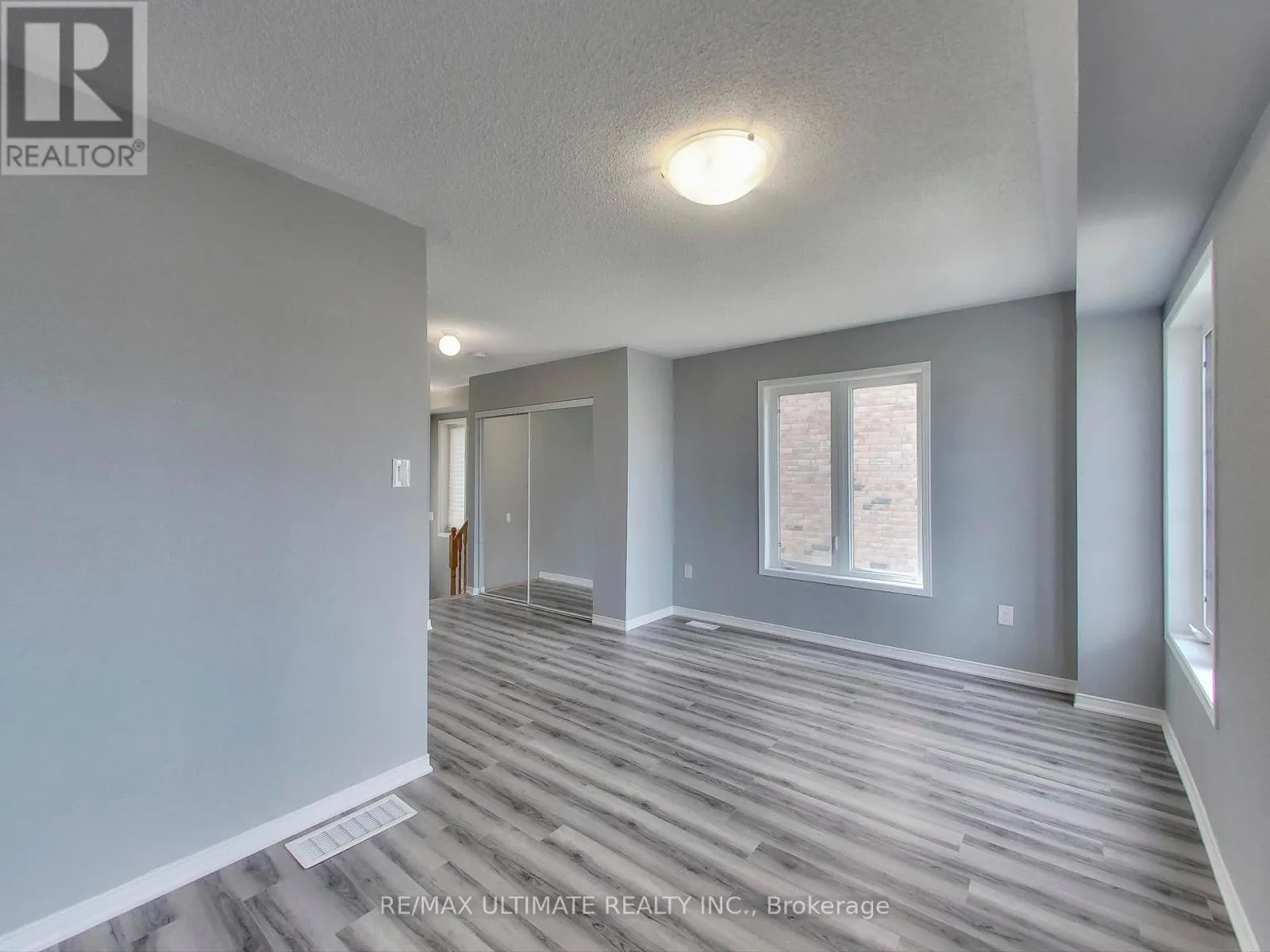 487 ROSSLAND ROAD E