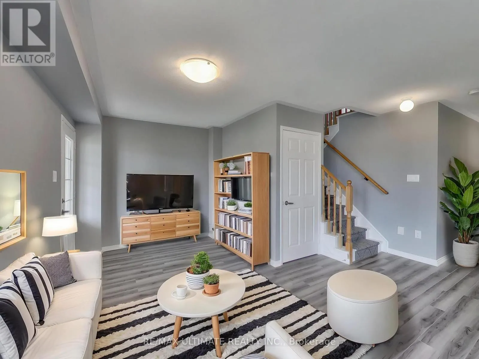 487 ROSSLAND ROAD E