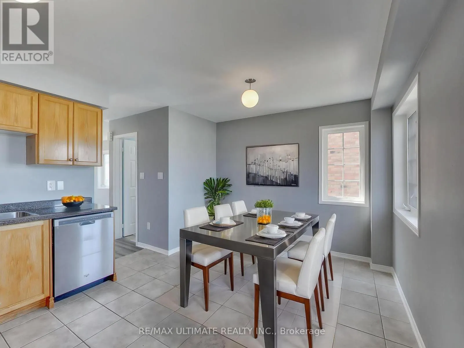487 ROSSLAND ROAD E