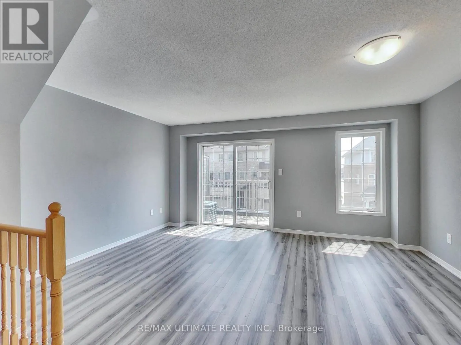487 ROSSLAND ROAD E
