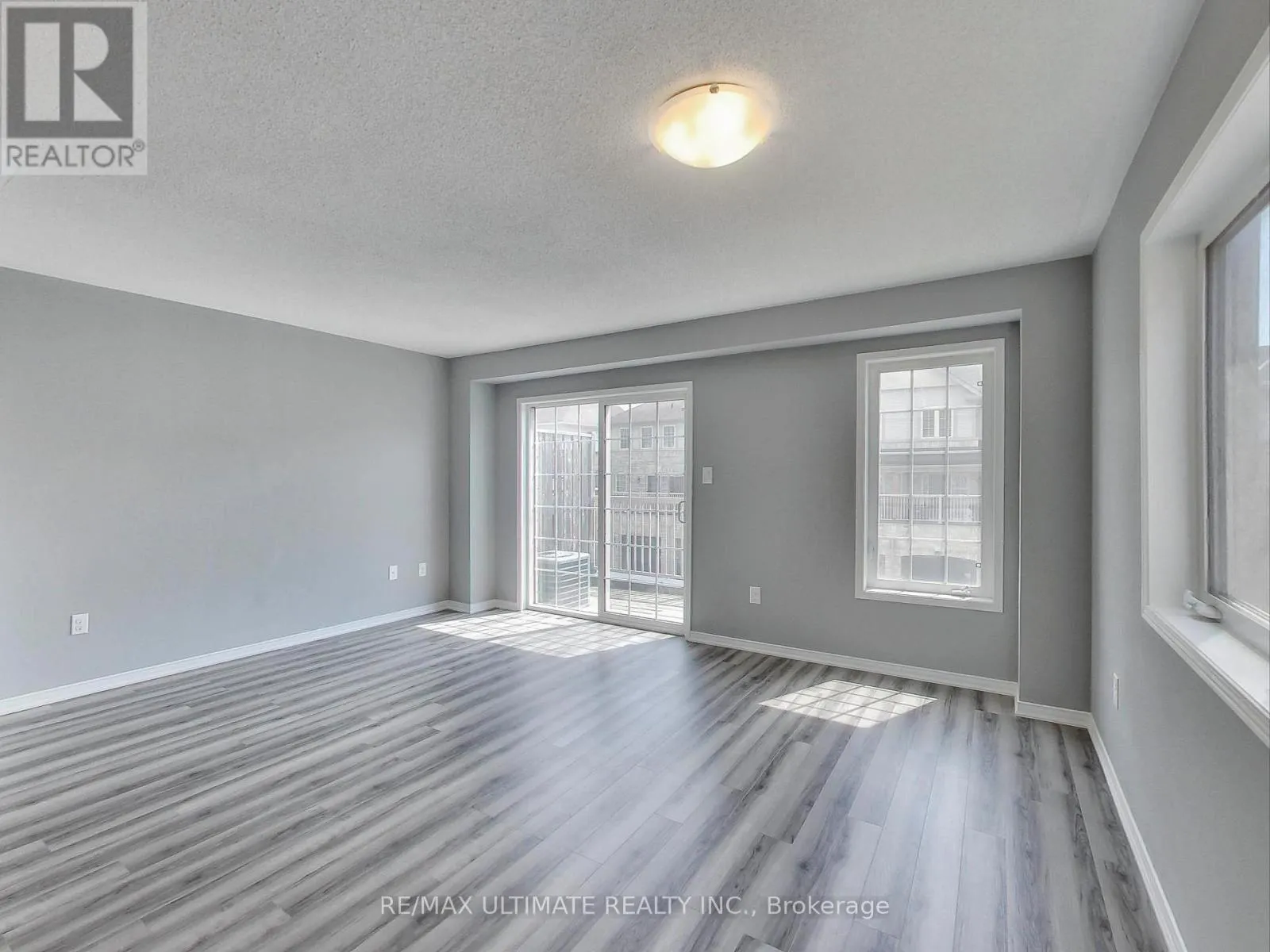 487 ROSSLAND ROAD E