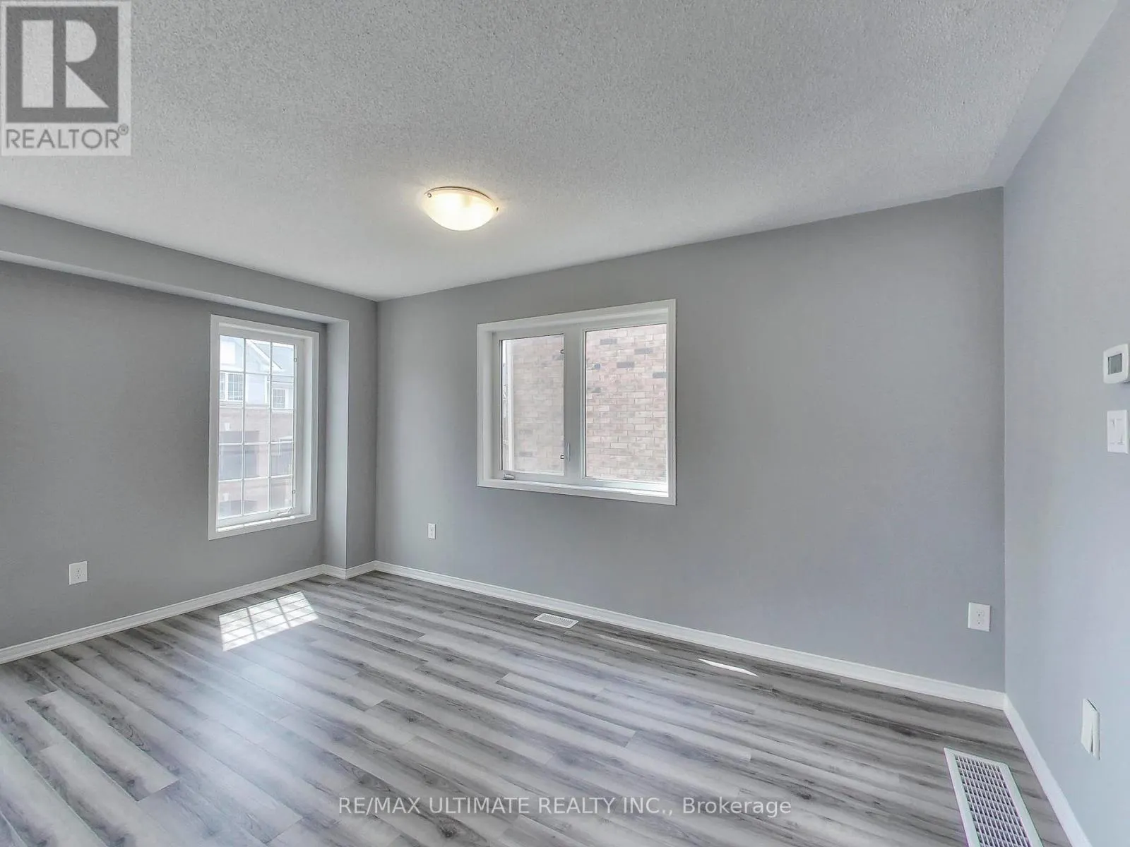 487 ROSSLAND ROAD E