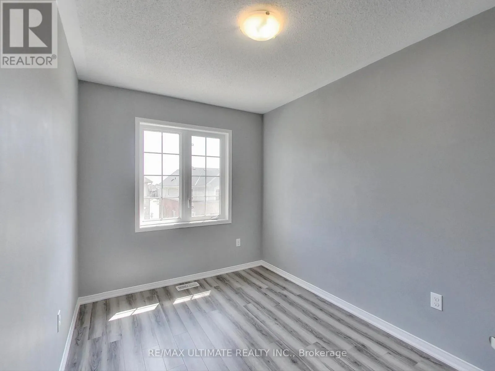 487 ROSSLAND ROAD E