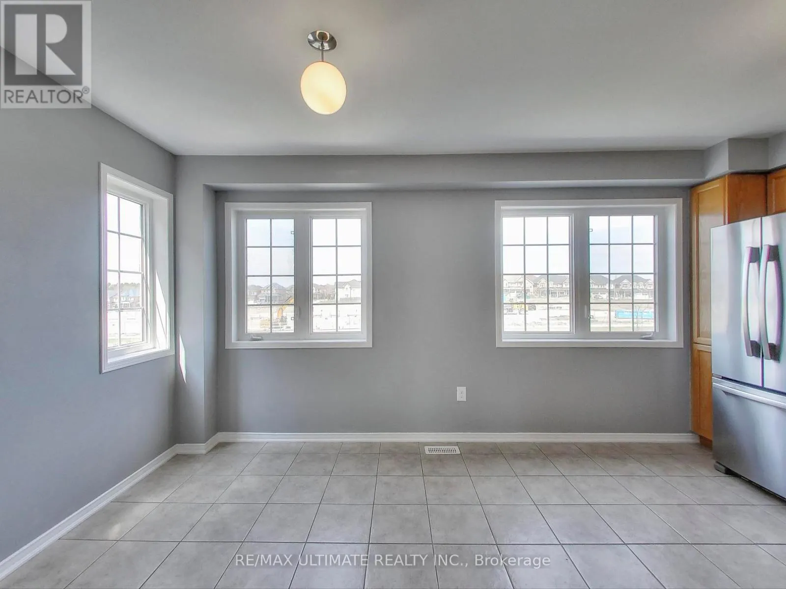 487 ROSSLAND ROAD E