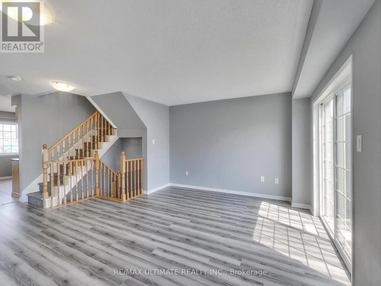 487 ROSSLAND ROAD E