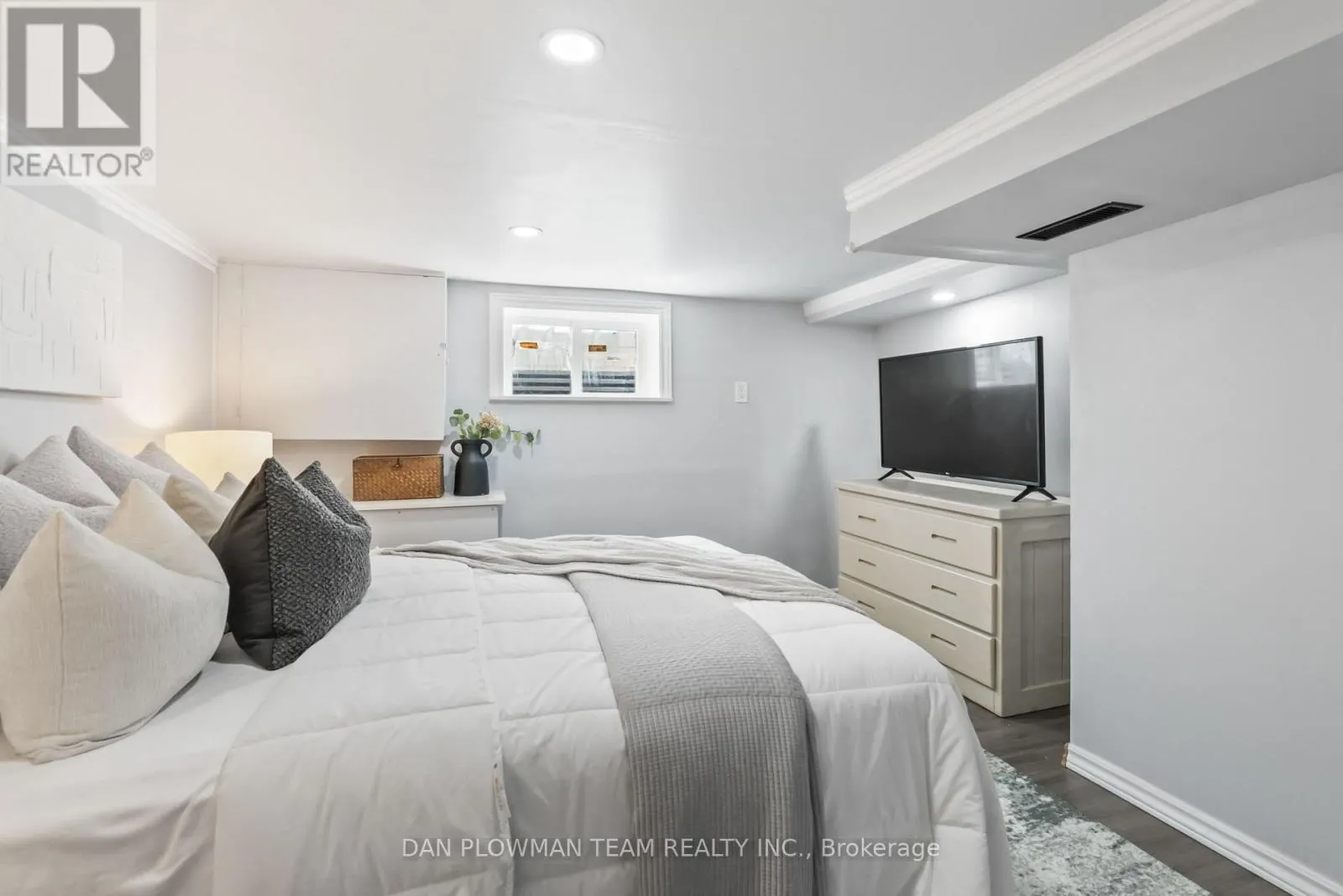 182 BLOOR STREET W