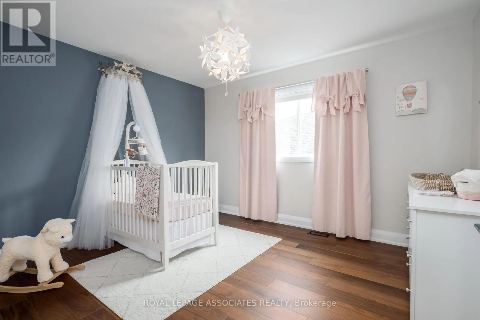 5 ROCKLAND CRESCENT