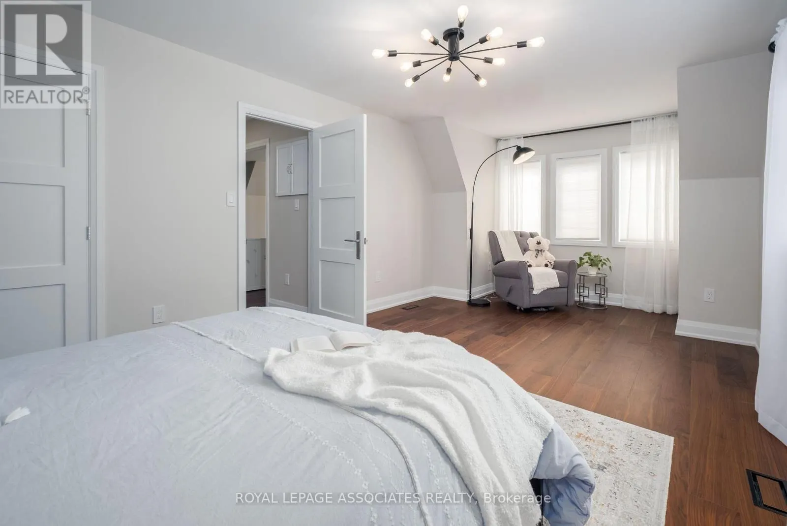 5 ROCKLAND CRESCENT