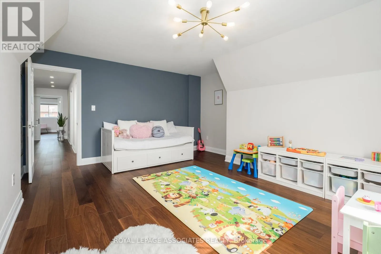 5 ROCKLAND CRESCENT