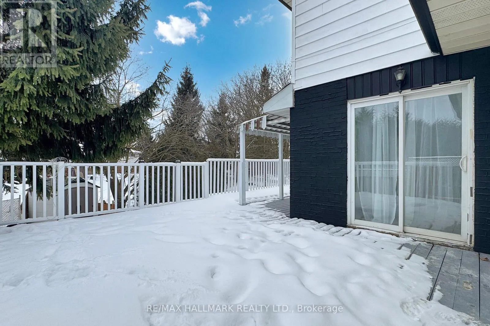696 JASMINE CRESCENT