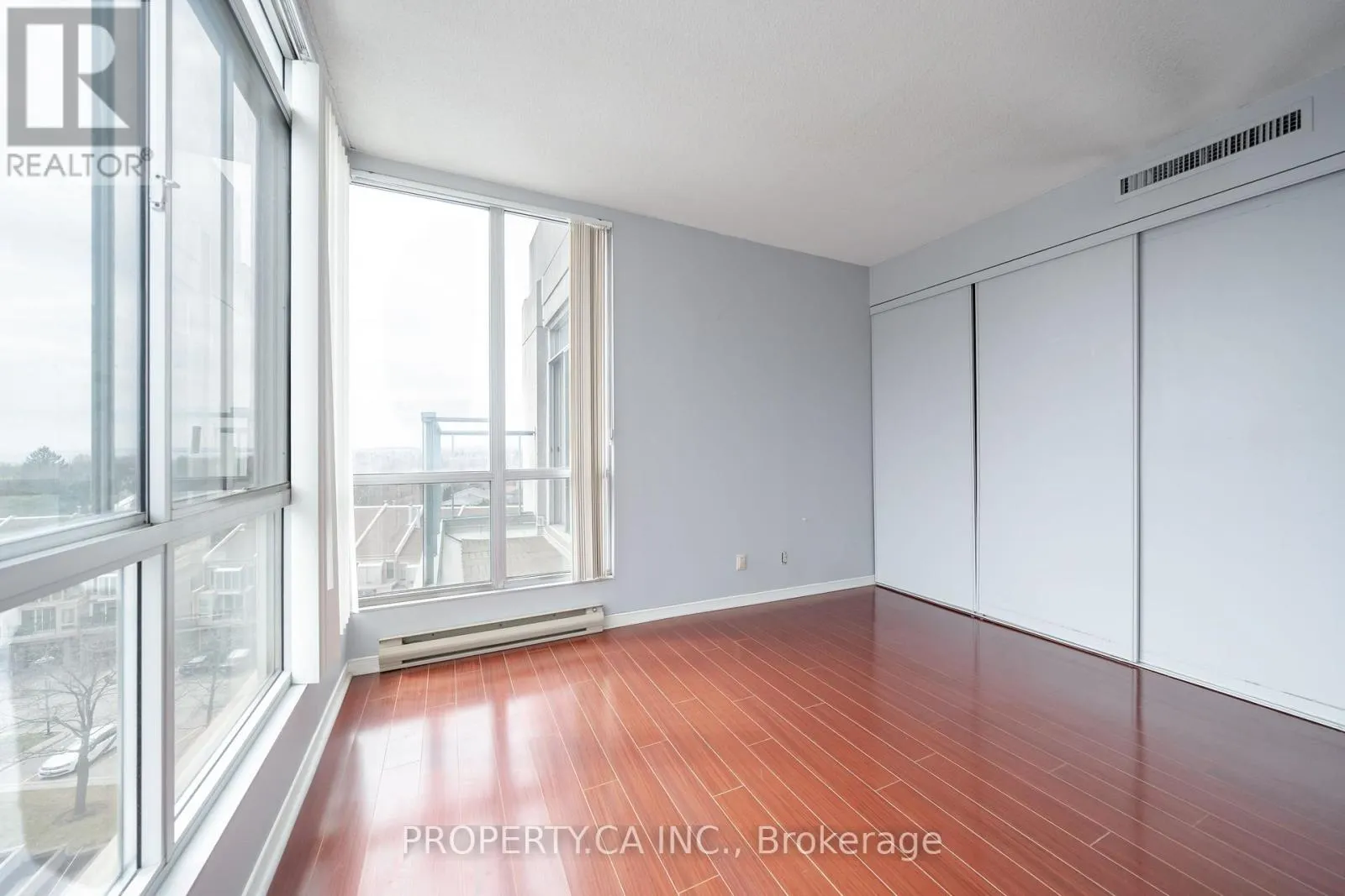 812 - 25 CUMBERLAND LANE