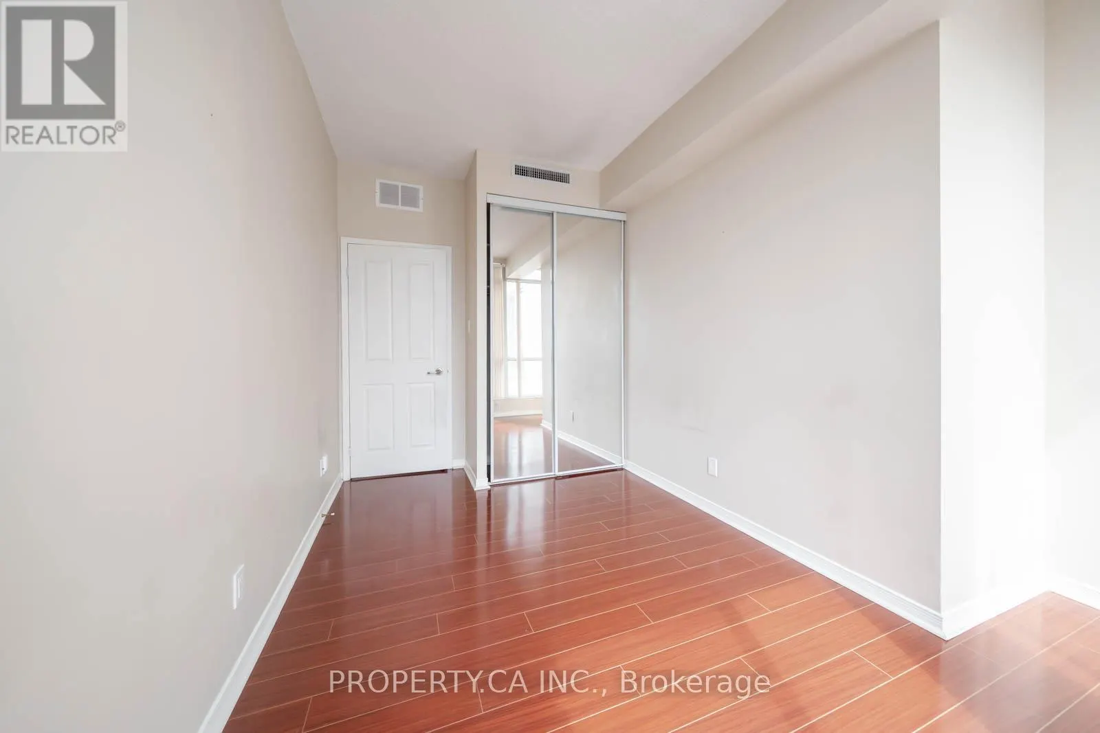 812 - 25 CUMBERLAND LANE