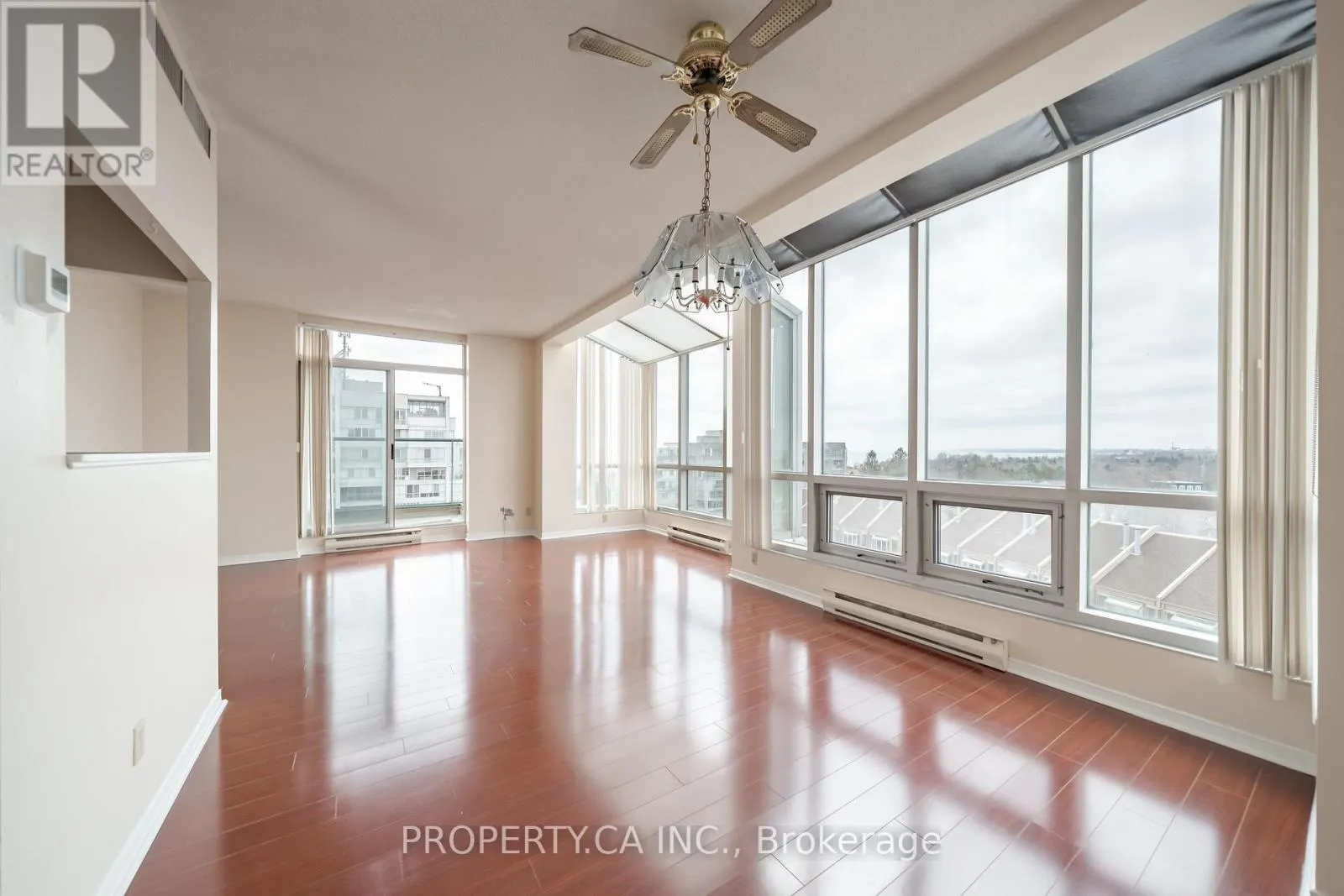 812 - 25 CUMBERLAND LANE
