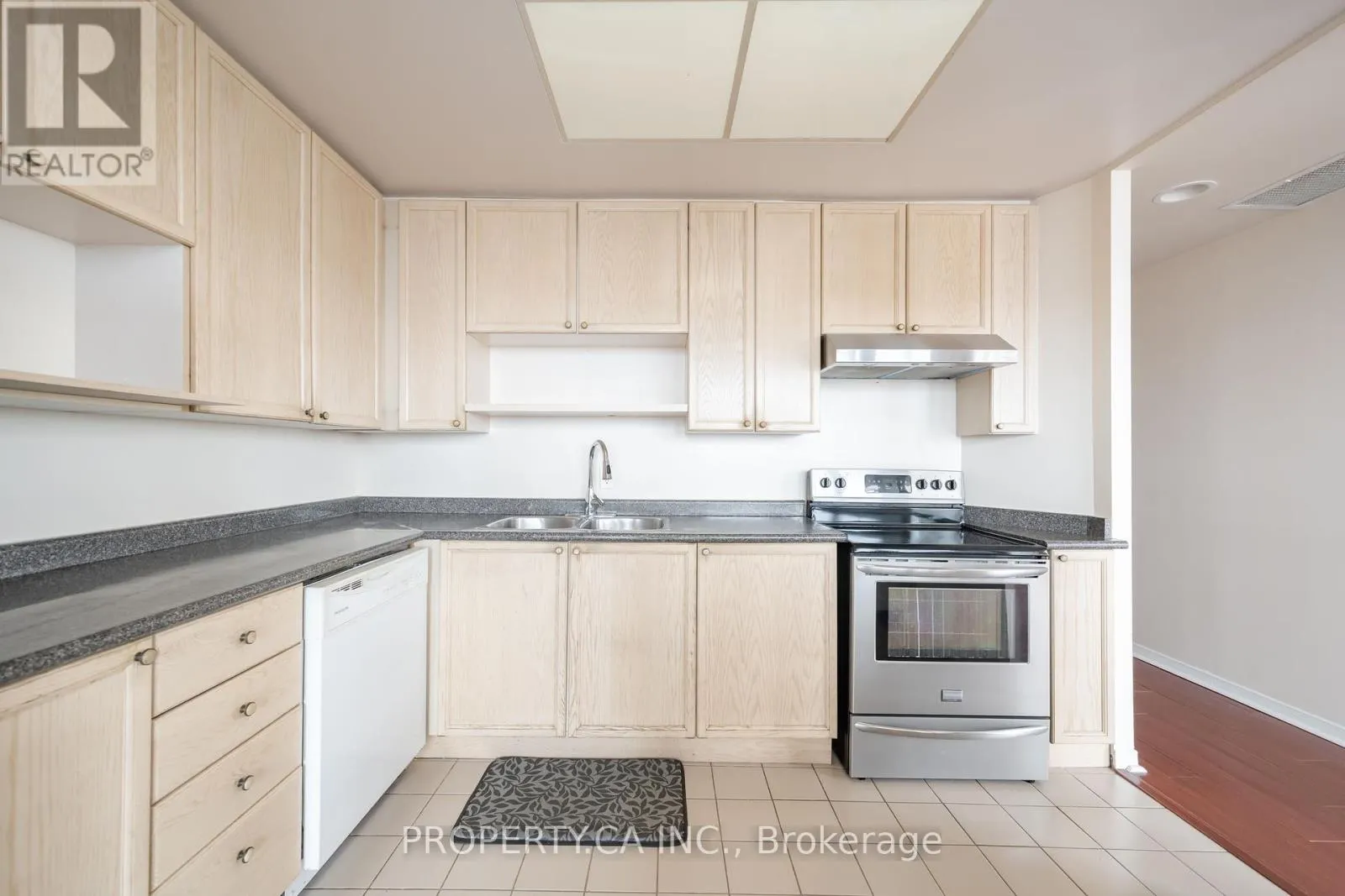 812 - 25 CUMBERLAND LANE