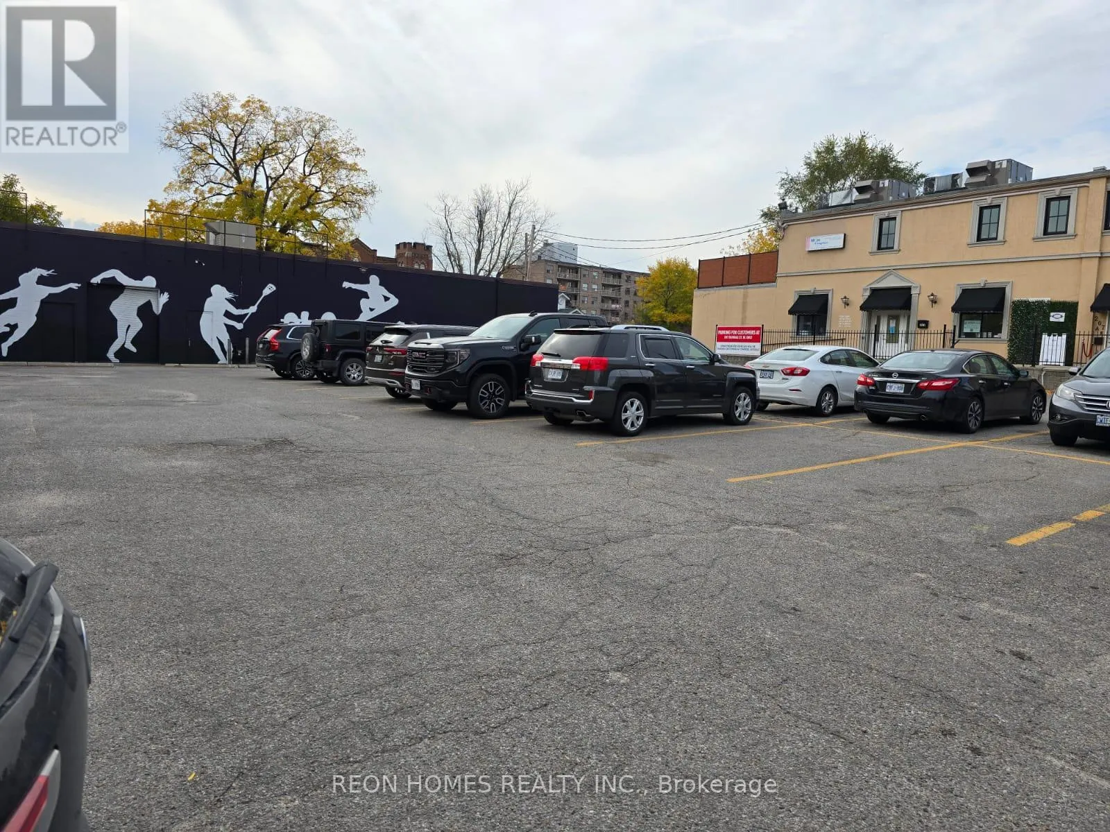 201 DUNDAS STREET W