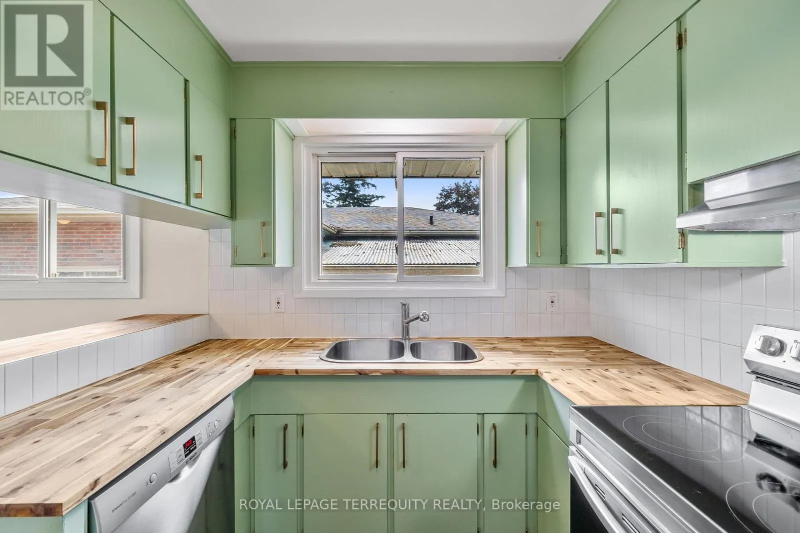 MAIN FLOOR - 116 BYNG AVENUE