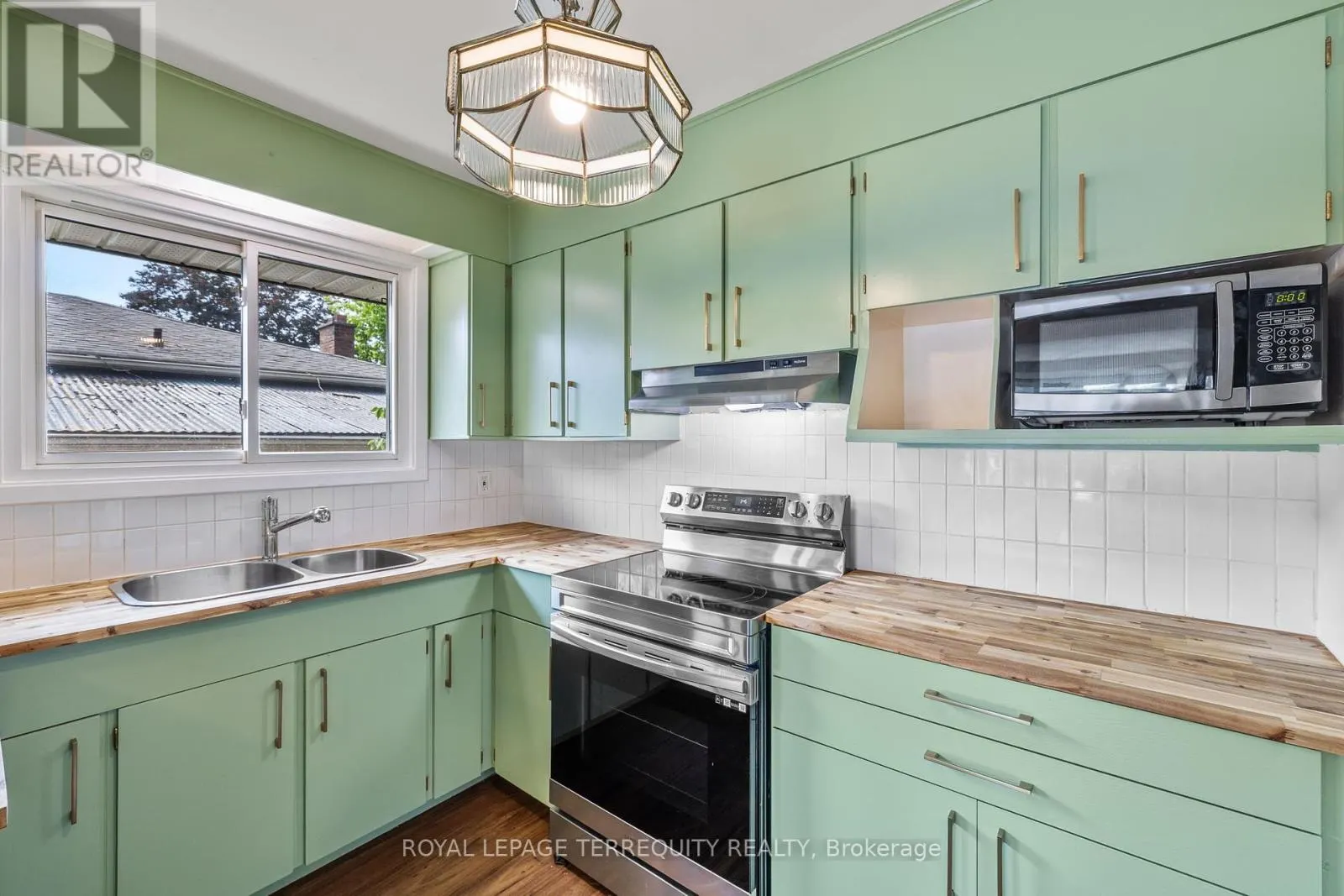 MAIN FLOOR - 116 BYNG AVENUE