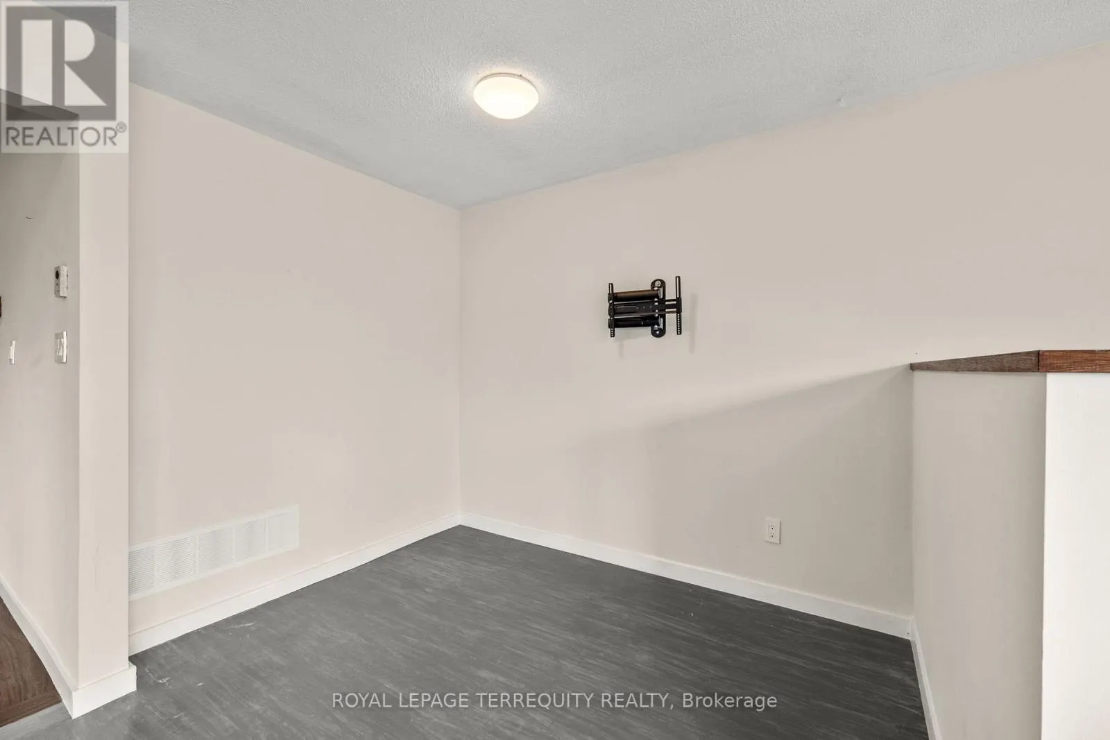 MAIN FLOOR - 116 BYNG AVENUE