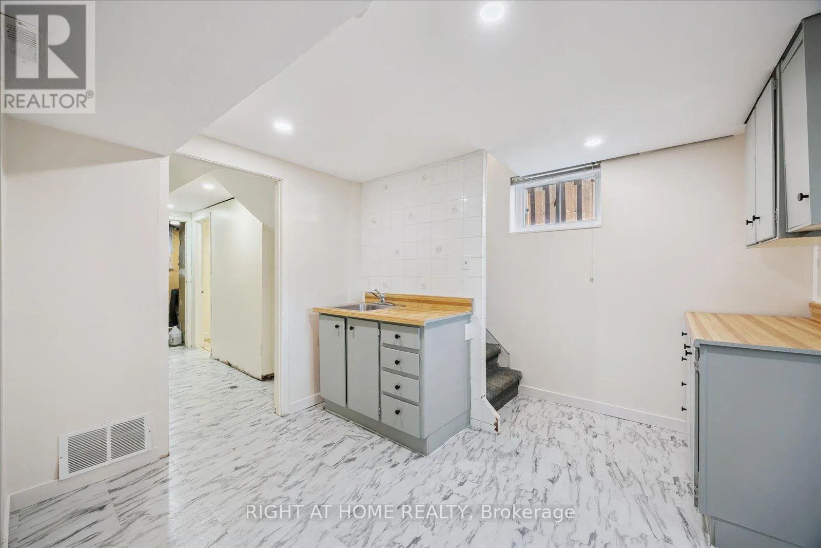 1328 SCUGOG AVENUE