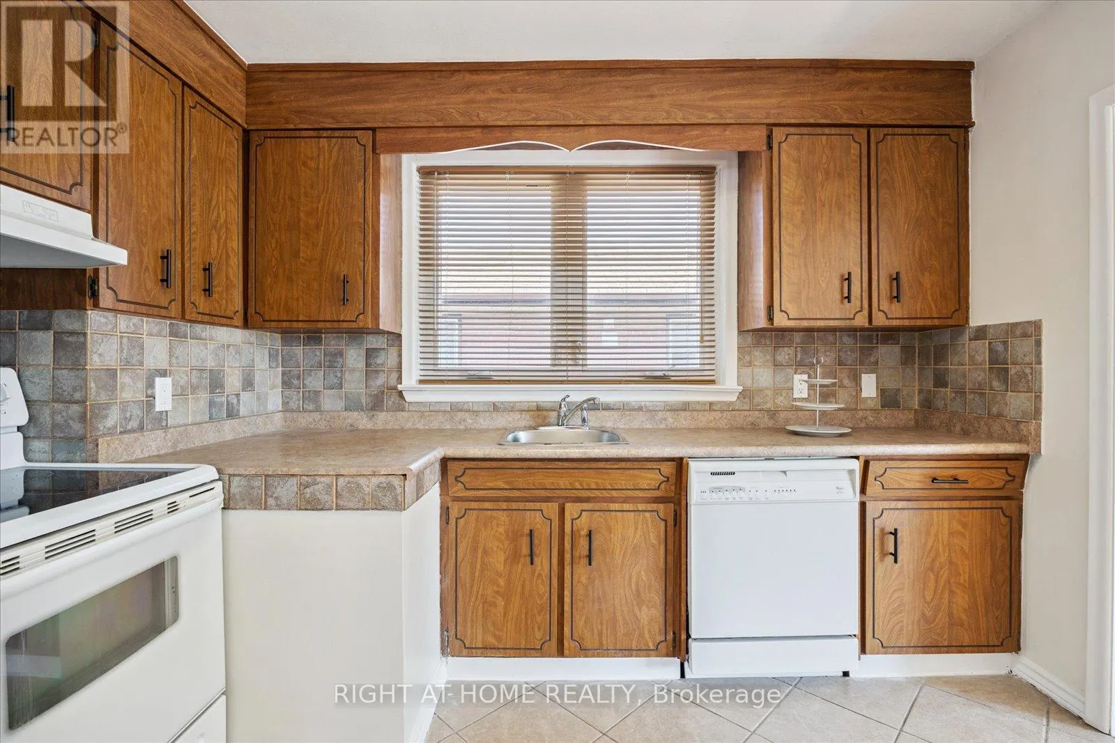 1328 SCUGOG AVENUE