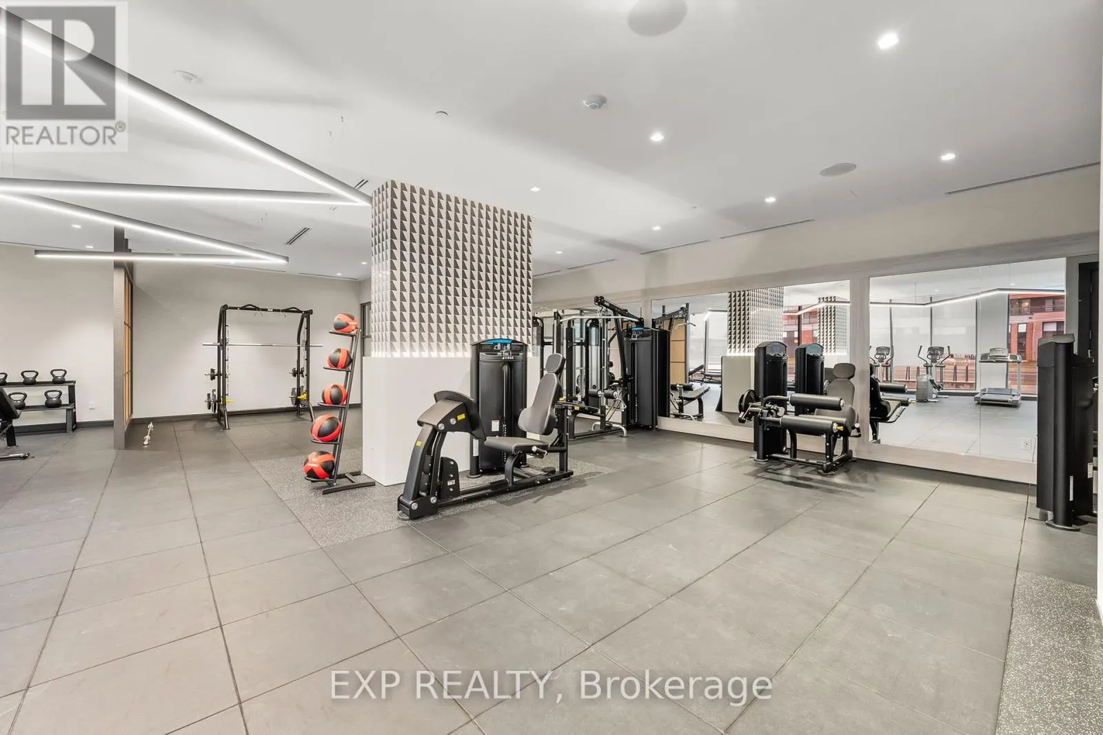 1605 - 2545 SIMCOE STREET N