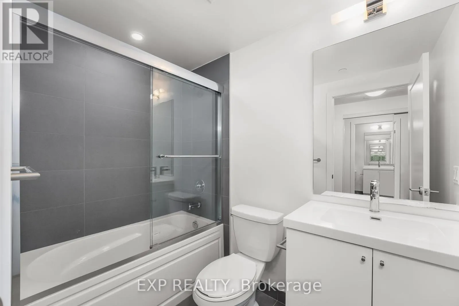 1605 - 2545 SIMCOE STREET N