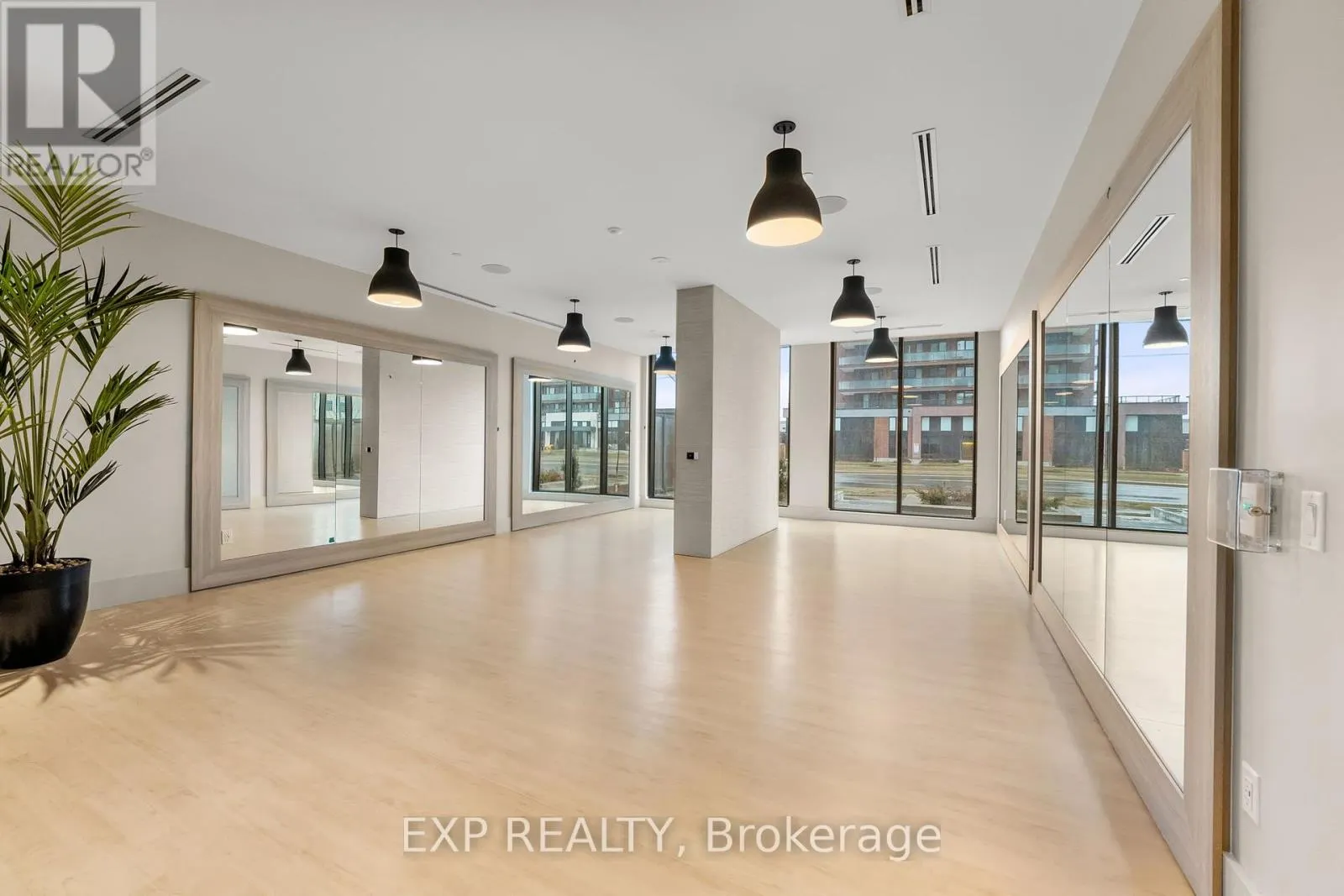 1605 - 2545 SIMCOE STREET N