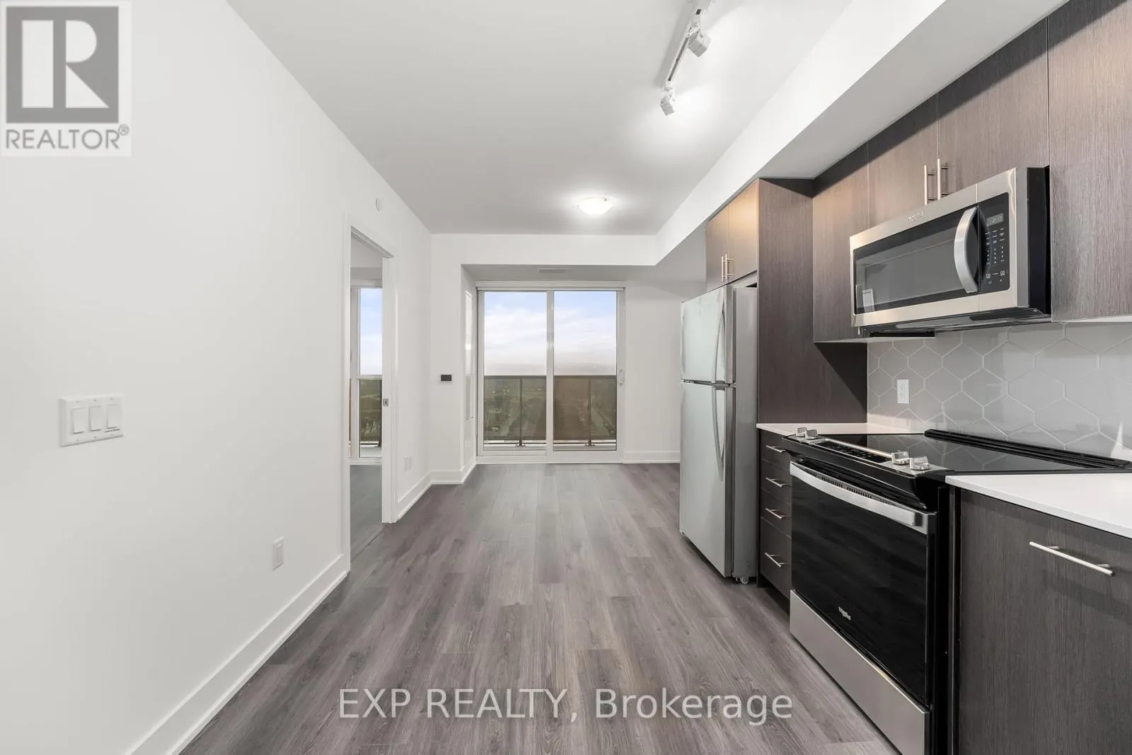 1605 - 2545 SIMCOE STREET N