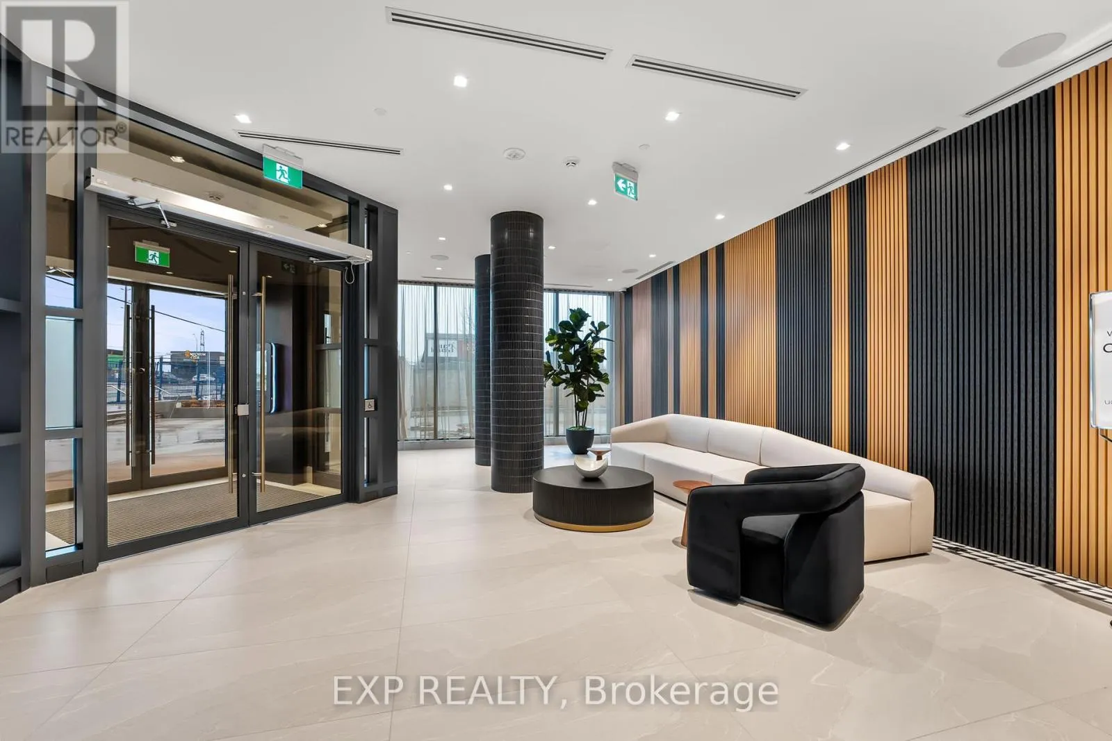 1605 - 2545 SIMCOE STREET N
