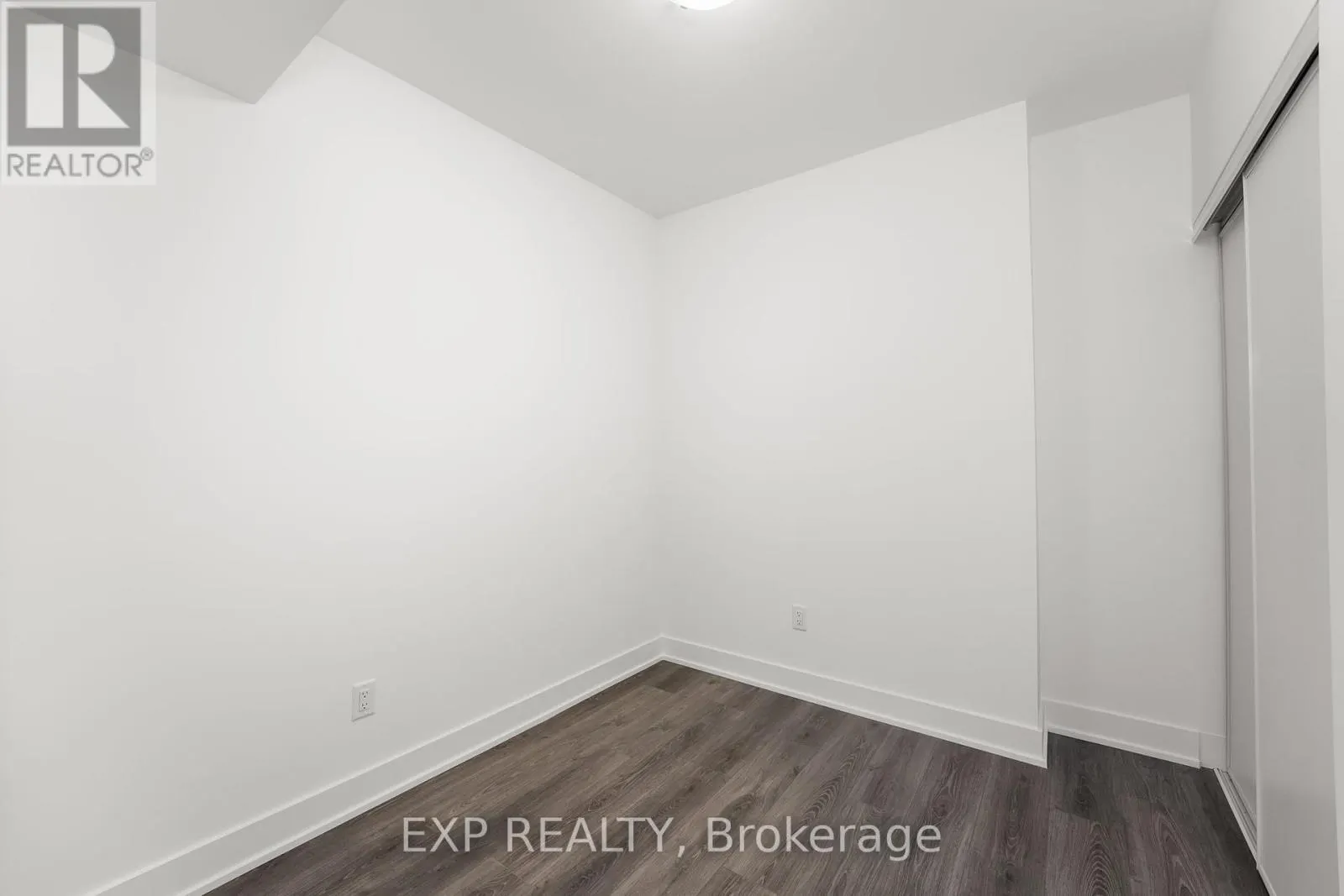 1605 - 2545 SIMCOE STREET N