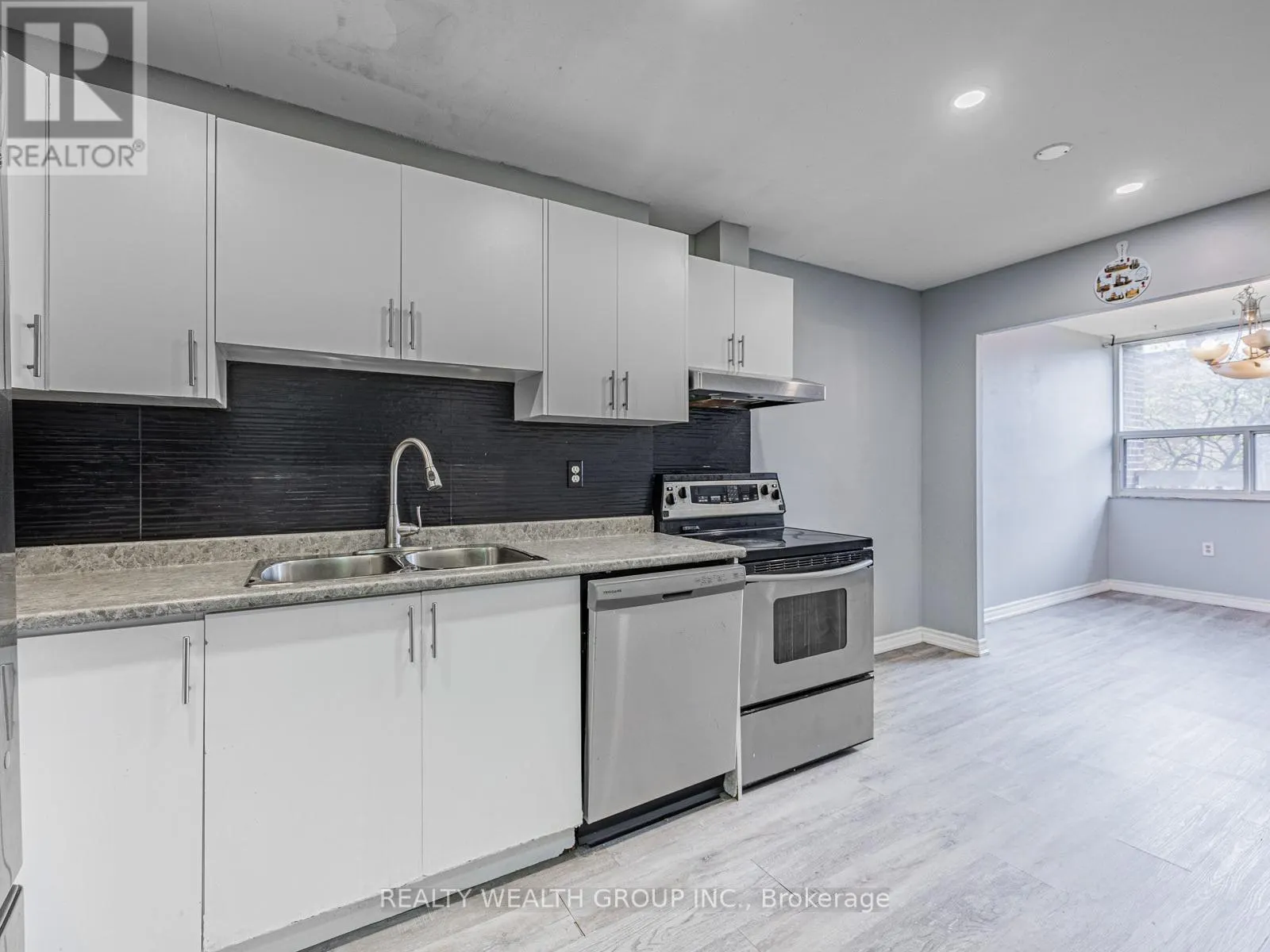 306 - 4062 LAWRENCE AVENUE