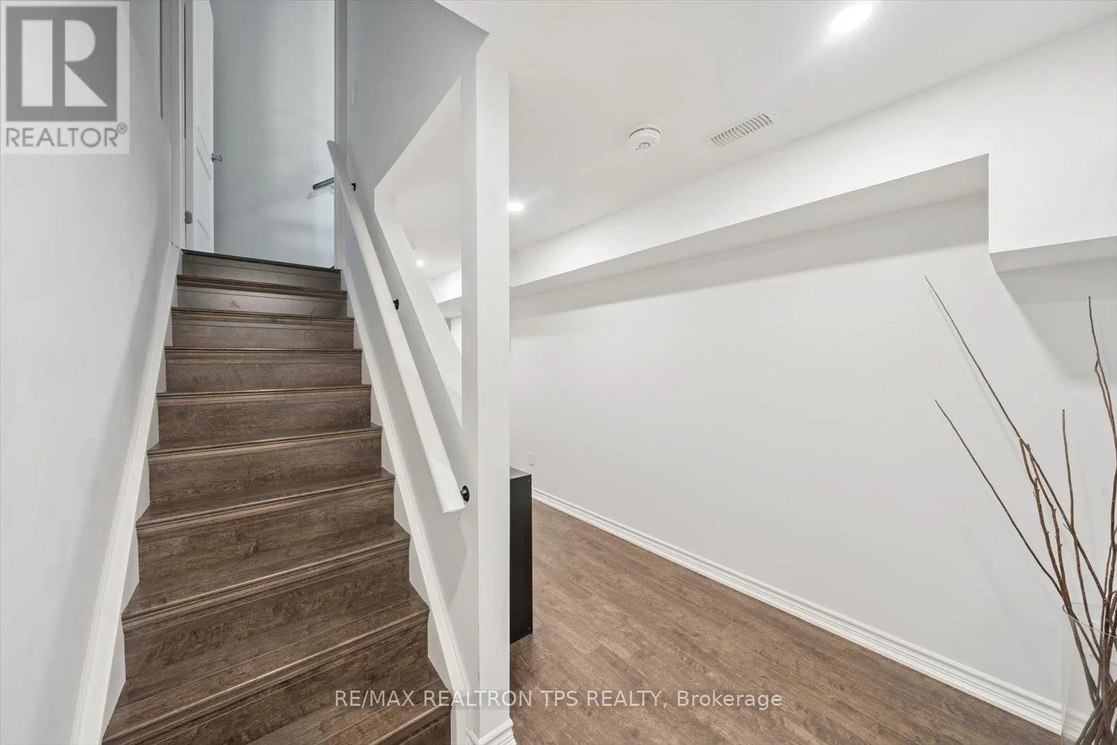 205 BLACKWELL CRESCENT