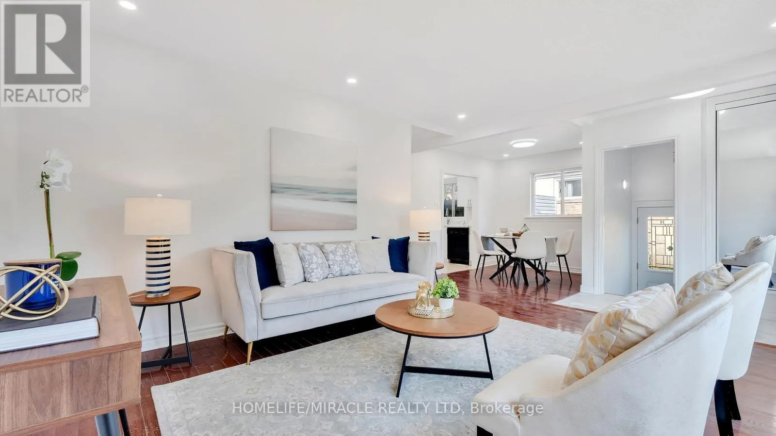 8 HOLLYHEDGE DRIVE