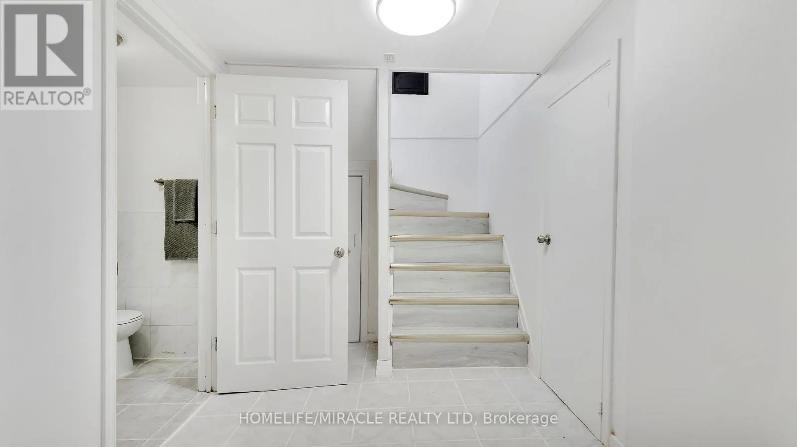 8 HOLLYHEDGE DRIVE