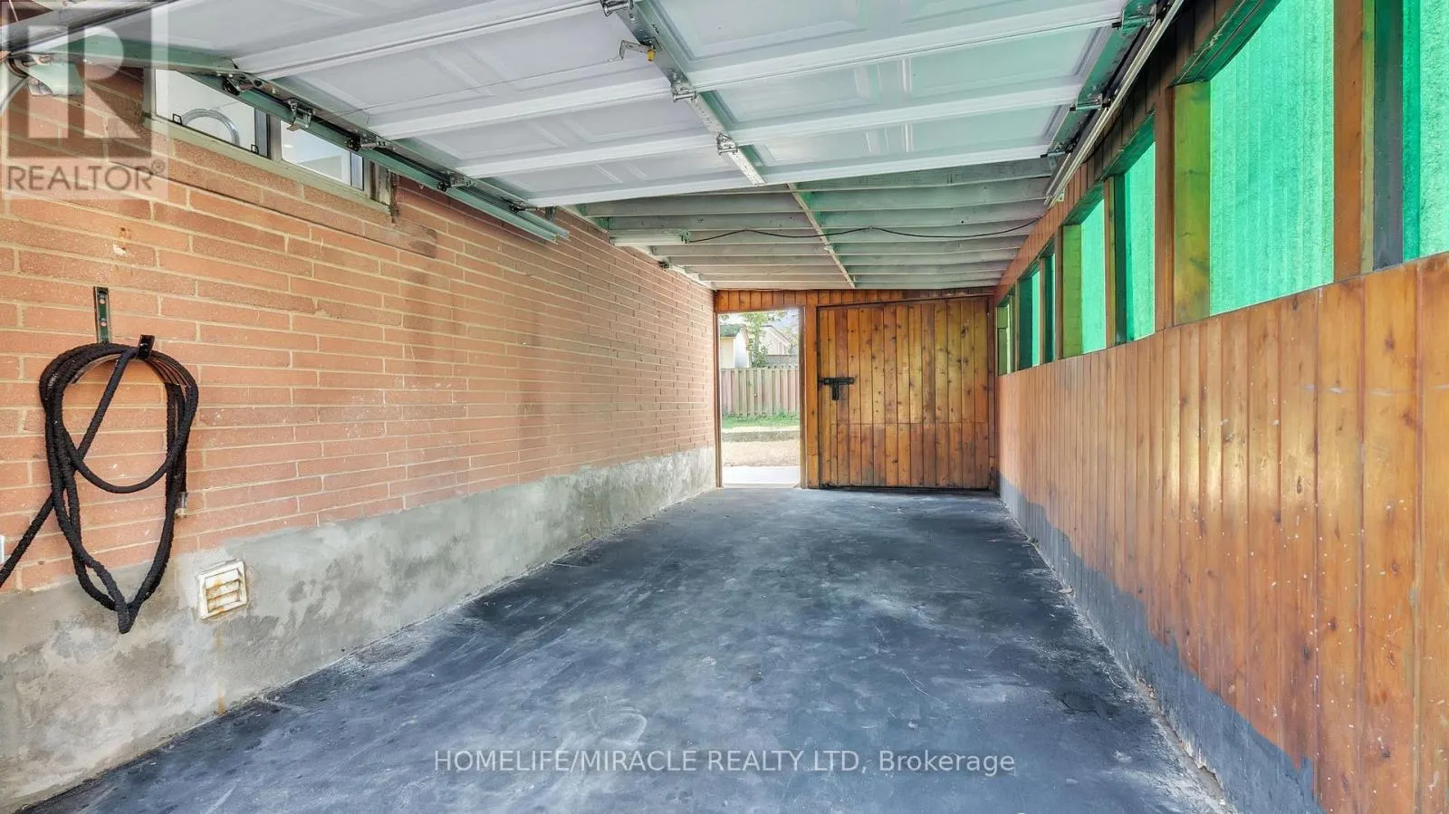 8 HOLLYHEDGE DRIVE