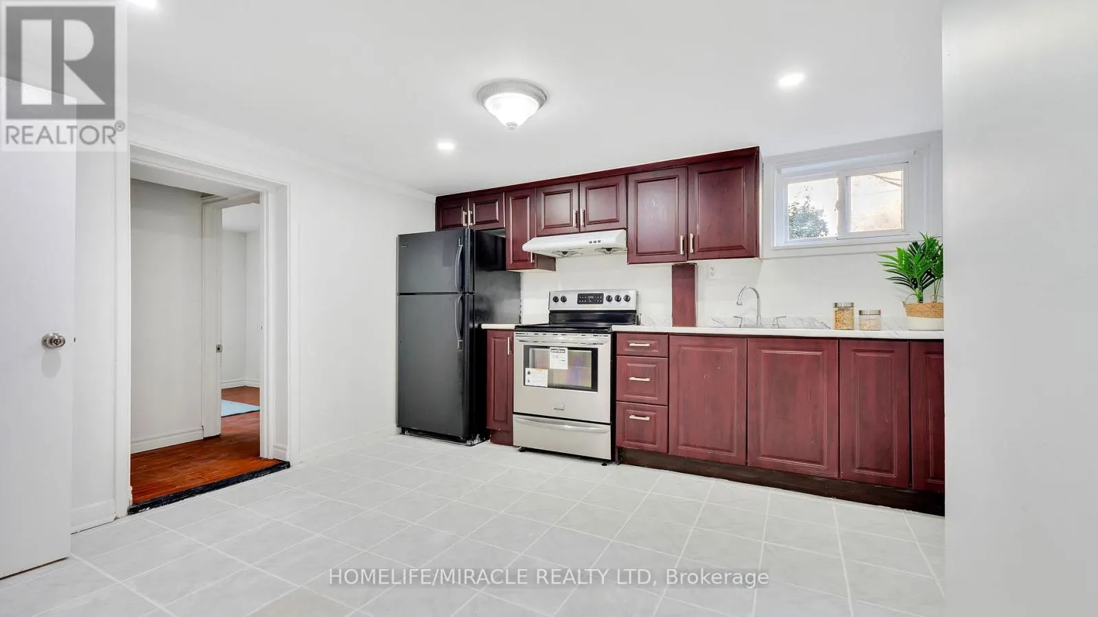 8 HOLLYHEDGE DRIVE