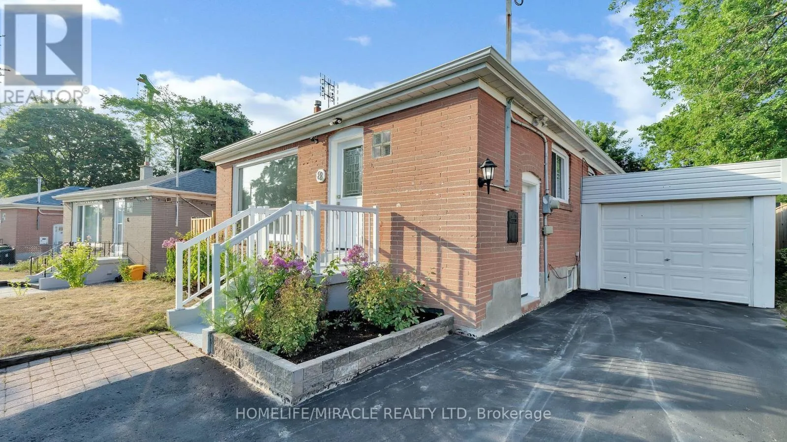 8 HOLLYHEDGE DRIVE