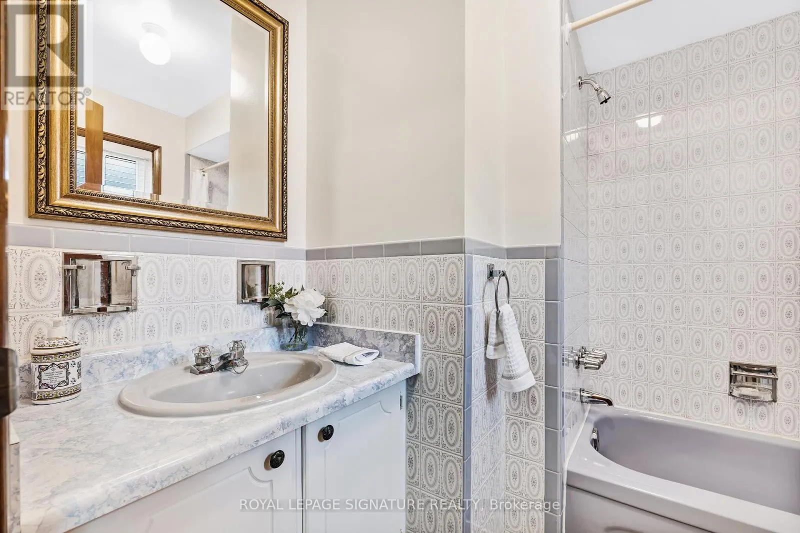 28 GREENDOWNS DRIVE