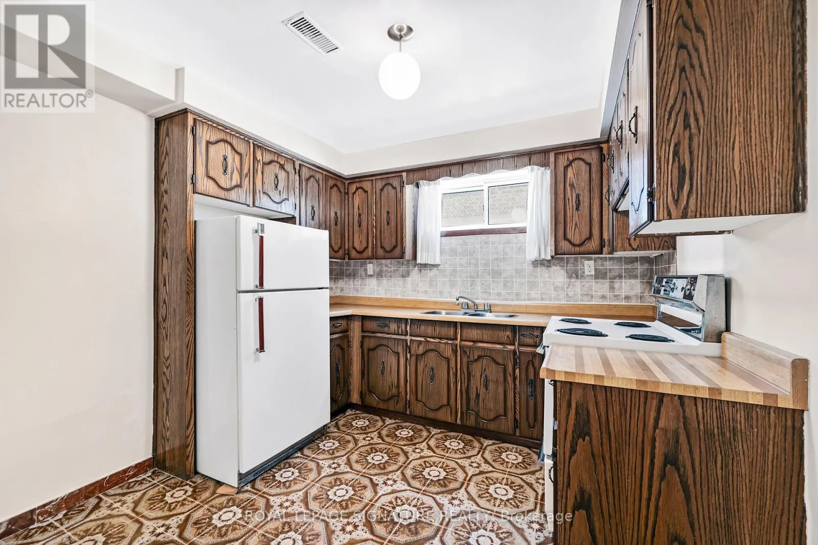 28 GREENDOWNS DRIVE