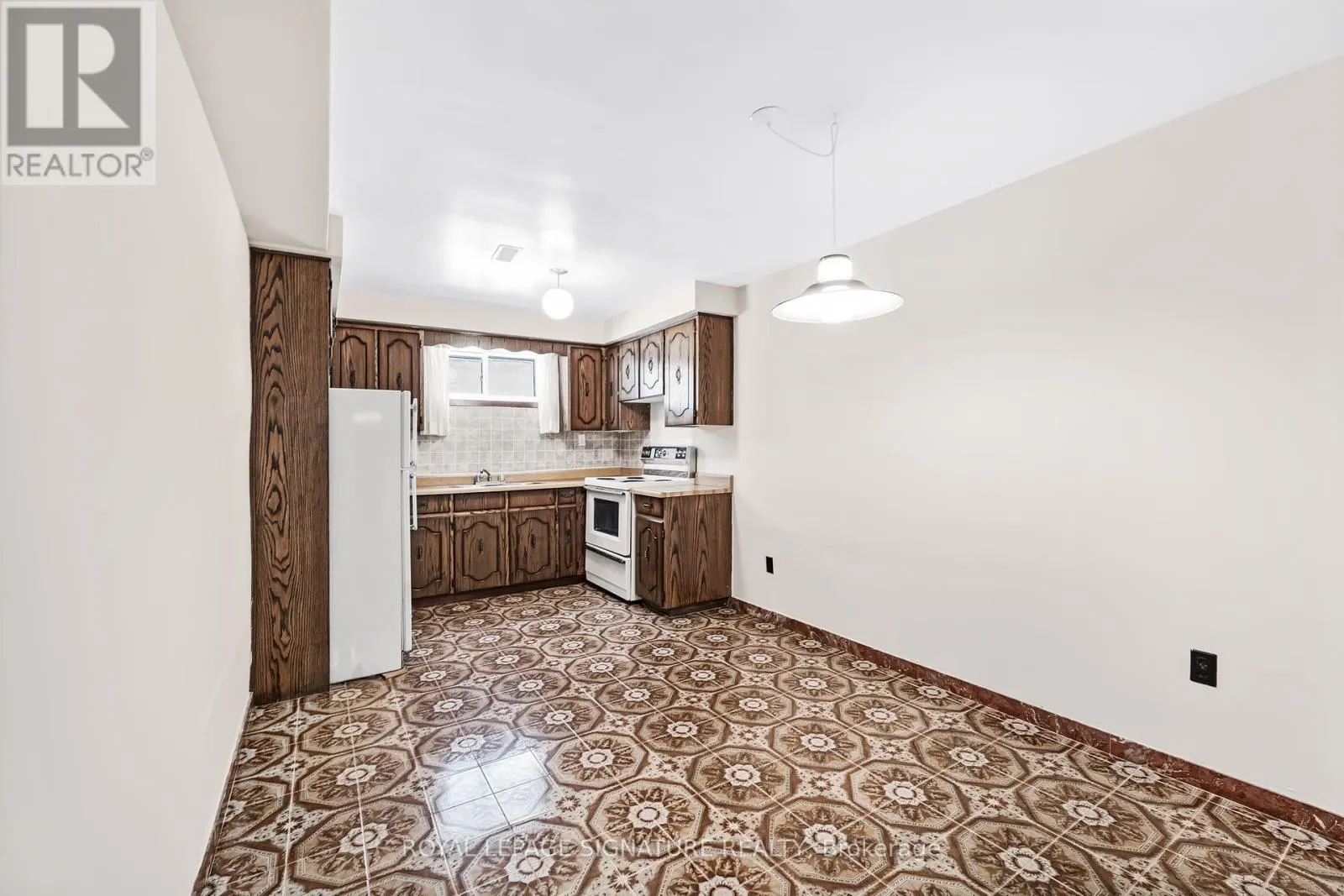 28 GREENDOWNS DRIVE